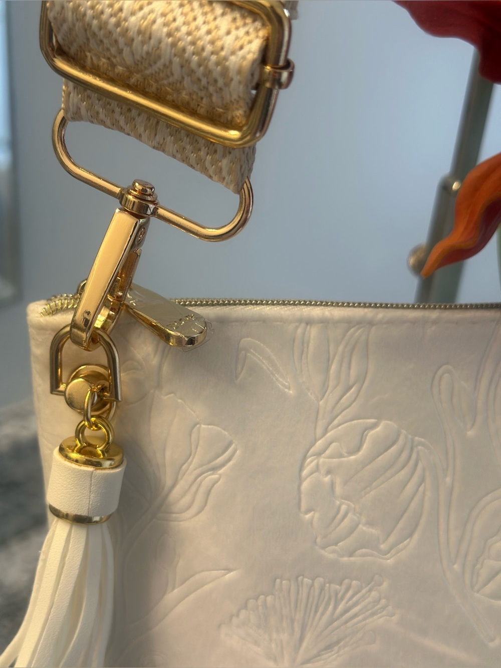 Dior White Embossed Floral Beauty/Cosmetic Bag GWP NWOT PLZ READ DESCRIPTION - Picture 2 of 6